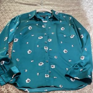 Banana republic satin blouse. Very chic green color perfect for holiday. New